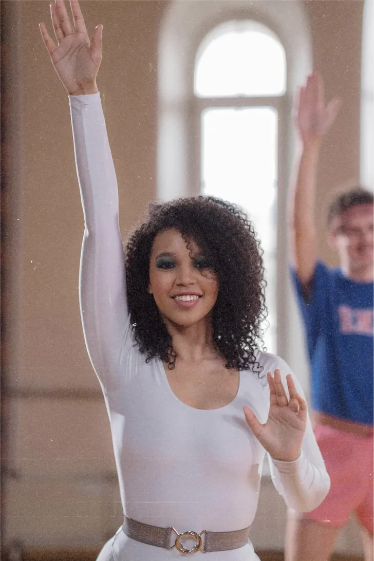 Coach professionnel accompagnant un client dans un studio de sport premium avec la solution digitale Jayne